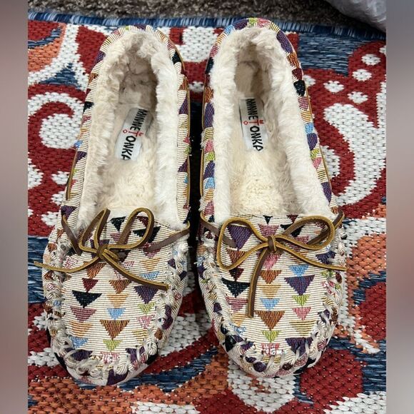 Minnetonka Slipper | 9  - Picture 1 of 3